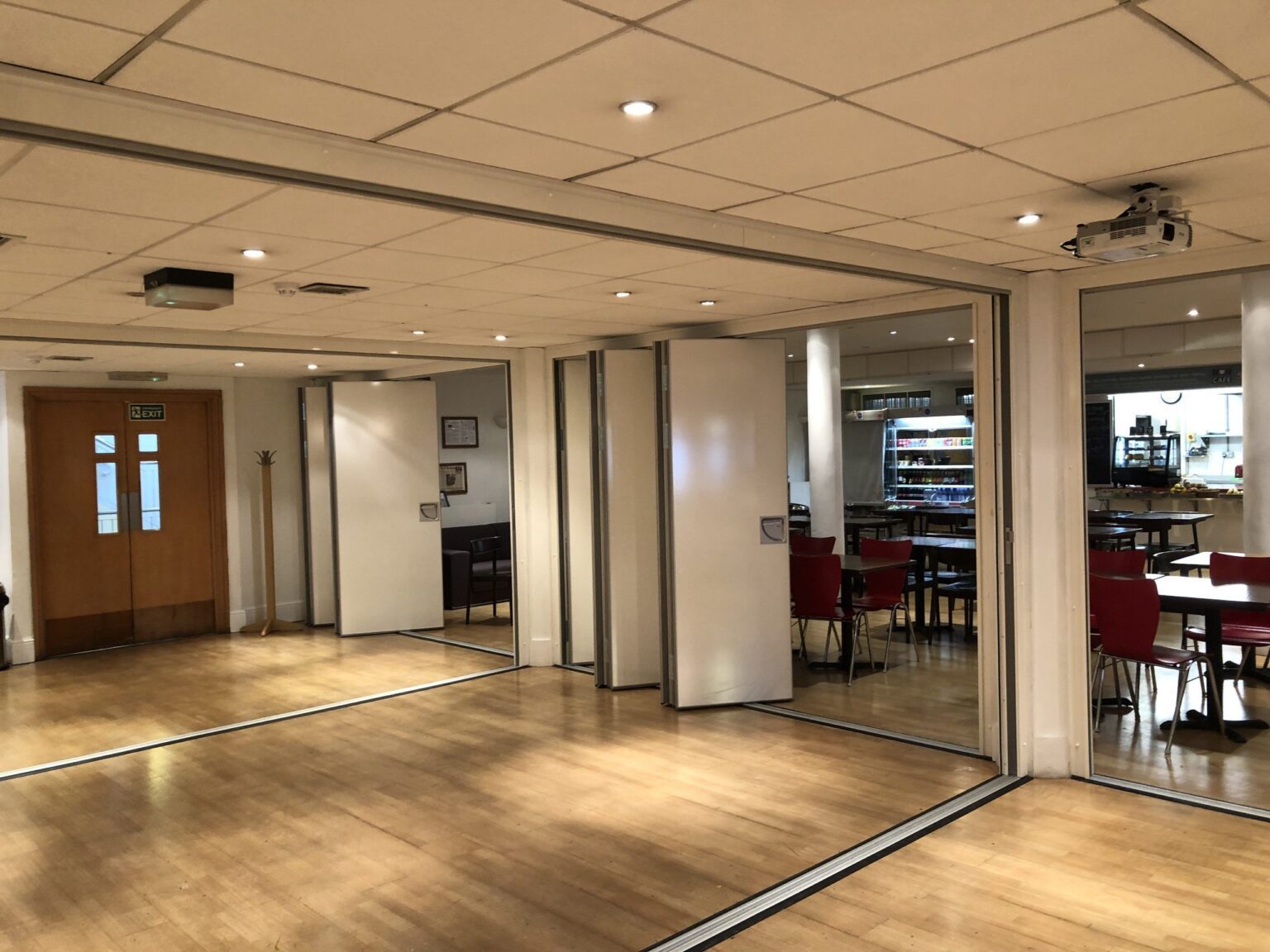 jual partisi lipat untuk ruangan serbaguna