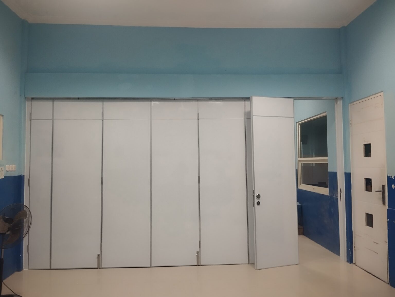 Pemasangan partisi lipat