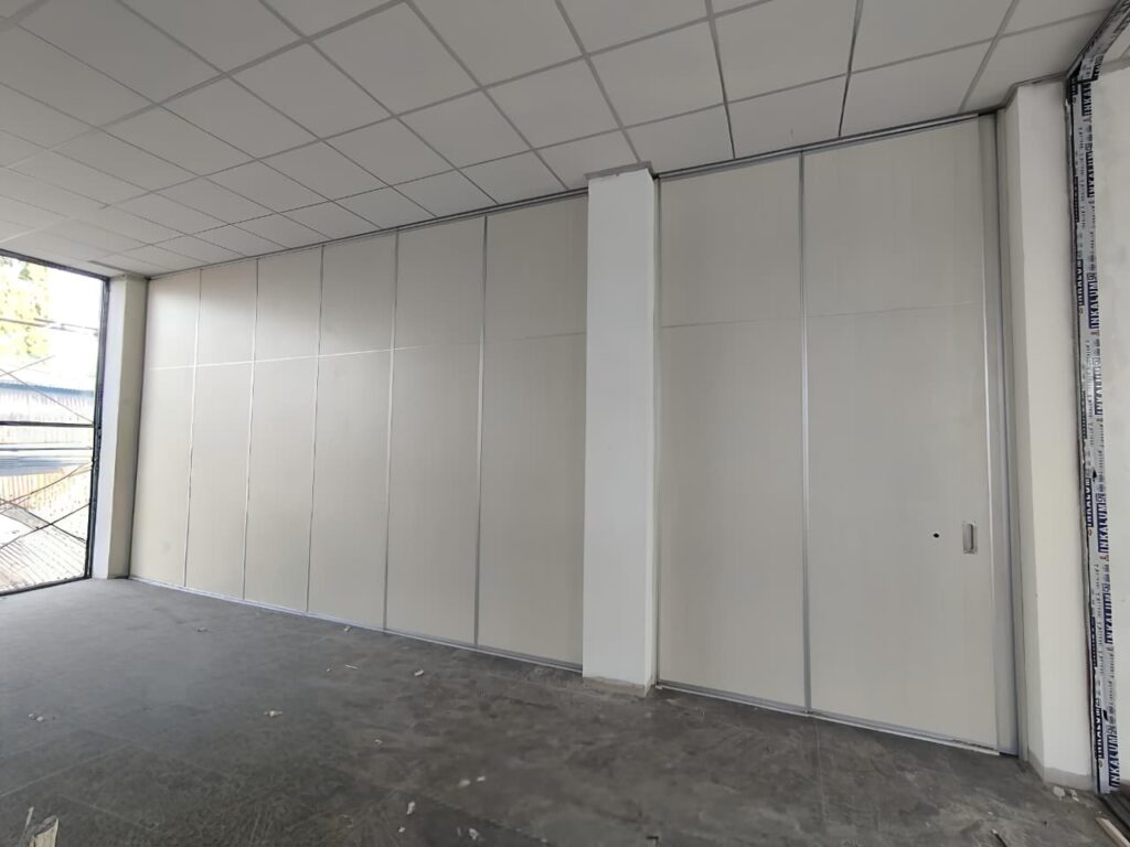 Pintu partisi peredam suara