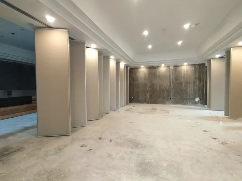 Partisi ruangan geser hotel